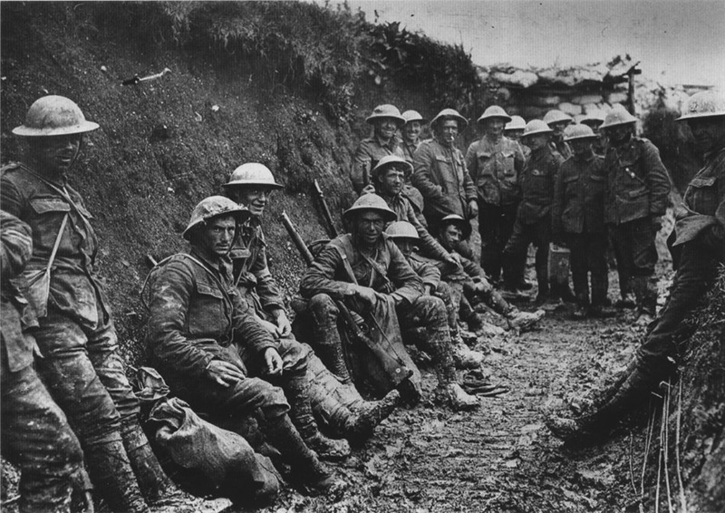 Britische Soldaten der Royal Irish Rifles in einem Schützengraben, Herbst 1916